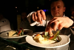 Mistrzowie kuchni serwują kubańskie dania 