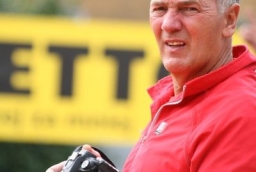 Karol Strasburger równie chętnie jak po rakietę, sięgał po aparat 