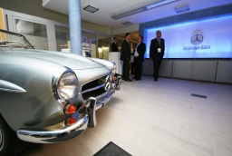 Ozdobąsalonu Mercedes-Benz Mojsiuk był model 190 SL 