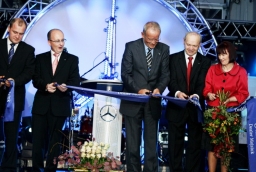 Szef Mercedes Benz Polska Jan Madeja i właściciele salonu przecinają wstęgę 
