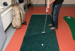 Nauka gry w golfa w Wyższej Szkole Bankowej 