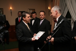 Eugeniusz Jasiewicz, burmistrz Wolina odbiera certyfikat od Bogumiła Rogowskiego /fot. ma 