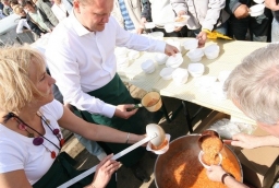 Prezydent Piotr Krzystek i dyrektor MTS Małgorzata Lis rozdali pierwsze porcje parykarza 