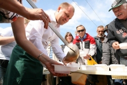 Prezydent Piotr Krzystek i dyrektor MTS Małgorzata Lis rozdali pierwsze porcje parykarza 