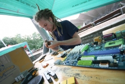 Krzysztof Krajewski wykonuje magnesy na lodówkę ze zużytych części komuterowych /fot. 