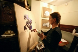 Elżbieta Olszewska, painter and designer, during workshop in Galeria Soraya /mab/ 