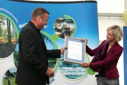 Kaare Nordbo wręcza izbowy certyfikat Annie Szulc z Novasol Polska 