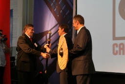 Miecz i tarczę podarował szefom Cargotec wicemarszałek województwa 