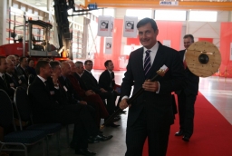 Miecz i tarczę podarował szefom Cargotec wicemarszałek województwa 