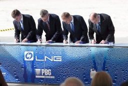 Podpisanie aktu erekcyjnego /fot. Polskie LNG/ 