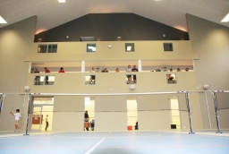 W hali sportowej Bene Sport Centrum można grać w siatkówkę, koszykówkę, badmintona i tenis 
