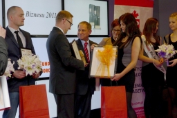 Grzegorz Krzywicki (Erbud), odbiera gratulacje i zdjęcie Pawła Chary /fot. mab/ 