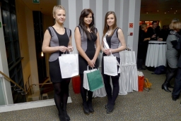 Hostessy, pierwsza z prawej Miss Świata Biznesu Klaudia Obrycka /fot. mab/ 