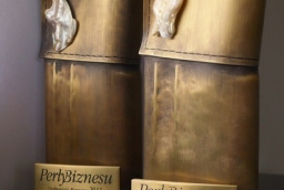 Statuetki Perły Biznesu w formie mankietów ze spinkami z prawdziwych pereł /fot. mab/  