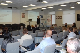 Sebastian Kopaniecki z firmy Tieto prezentuje szczecińskim nauczycielom kompetencje, jakich firmy IT oczekują od pracowników. 