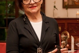 Jolanta Drąszkowska ze statuetką – miniaturą monumentu Wieczna Miłość  /fot.: archiwum / 