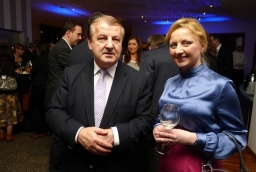 Prof. Stanisław Flejterski, przewodniczący kapituły Pereł Biznesu 2012 i Magdalena Kotnis (ZARR)  /fot.: mab / 
