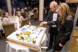 Prof. Dariusz Zarzecki i dr Magdalena Kisielewska, współtwórczyni i sekretarz pierwszych edycji konferencji, kroją tort z okazji 15., jubileuszowej konferencji. 