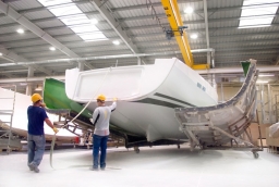 The production hall near Goleniów provides 400 jobs to employees manufacturing several yachts at a time.  /fot.: TTS / 
