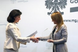 Wioletta Wadecka (po prawej stronie) odbiera  wyróżnienie w Konkursie „Europejskie Nagrody Promocji Przedsiębiorczości 2012” 