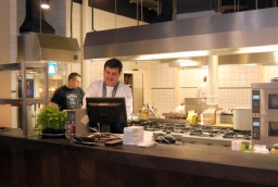 Otwarta na salę restauracyjną kuchnia w Nowym Browarze Szczecin  /fot.: AK / 