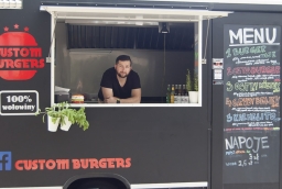 Kamil Niedbało od ponad dwóch miesięcy realizuje się w roli właściciela Custom Burgers i kucharza-hobbysty  /fot.: ak / 