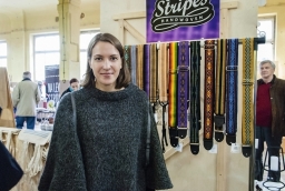 Paulina Majchrowicz, właścicielka firmy Wild Stripes Handwoven, porzuciła zawód grafika na rzecz tkactwa. Wykonuje ręcznie tkane paski do gitar, aparatów fotograficznych oraz toreb  /fot.: ak / 