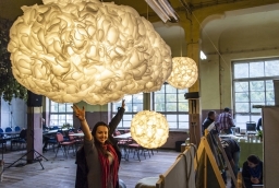 Joanna Podkowa, właścicielka firmy Podkova tworzy inspirowane naturą lampy, stoliki i pufy  /fot.: ak / 