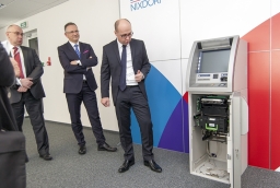 Michał Lewicki, dyrektor oddziału Diebold Nixdorf w Szczecinie zaprezentował typowy bankomat produkowany przez firmę. Taki bankomat waży aż 650 kg  /fot.: ak / 