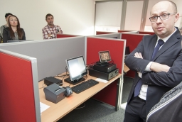 Michał Lewicki, dyrektor oddziału Diebold Nixdorf w Szczecinie pokazał zestaw sprzętowy, który firma dostarcza swoim klientom  /fot.: ak / 