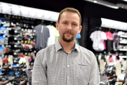 Tomasz Jaroniak, dyrektor sklepu GO Sport w Szczecinie  /fot.: mab / 