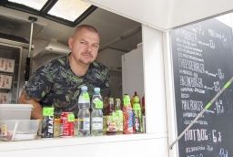 Piotr Traksa z food trucka przy Jasnych Błoniach sprzedaje m.in. frytki, za których smakiem przepadają klienci  /fot.: ak / 
