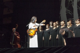 Katie Melua i The  Gori Women's Choir podczas koncertu na Szczecin Music Fest 2016  /fot.: ak / 