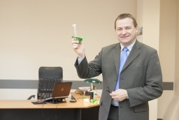 Jacek Drożdżal, prezes Klastra Zielona Chemia przywitał gości zaproszonych na otwarcie biura  oryginalnym napojem  /fot.: ak / 