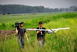 Zespół Drone Deisgn w akcji - mapowanie pól  /fot.: Drone Design / 