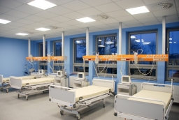 AwaMed Medizintechnik produkuje m.in. mosty medyczne (na zdjęciu w kolorze pomarańczowym) z punktami poboru
gazów medycznych, gniazdkami elektrycznymi, przyciskami alarmowymi dla pacjentów i oświetleniem. 