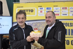Bogdan Mieżyński i Krzysztof Bobala with birthday cake of 18th Netto Cup  /fot.: AR Bono / 