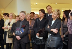 Artur Sawczuk, dyrektor Liceum Plastycznego oraz Małogorza Jacyna-Witt podczas otwarcia wystawy  /fot.: AK / 