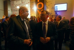 Z prawej Zbigniew Jagiełło, prezes PKO BP  /fot.: mab / 