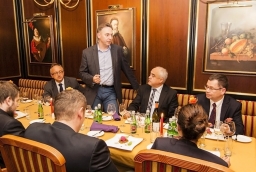 Piotr Garus, prezes Wineland opowiada o winach, które dobrał do jesiennego menu restauracji Renaissance  /fot.: ak / 