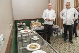 Wiesław Kartasiński, szef kuchni Renaissance  i Paweł Szatkowski, sous chef Renaissance przedstawili menu restauracji na maj i czerwiec  /fot.: ak / 