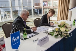 Signing the franchise agreement on 18 November 2015, Krzysztof Rodzoch, the president of Pazim Sp. z o.o., and Valerie Sheurmans, director for business development  /fot.: ak / 