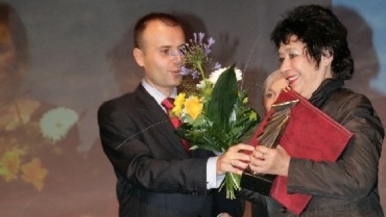 Barbara Bartkowiak odbiera nagrodę od marszałka Obryckiego 
