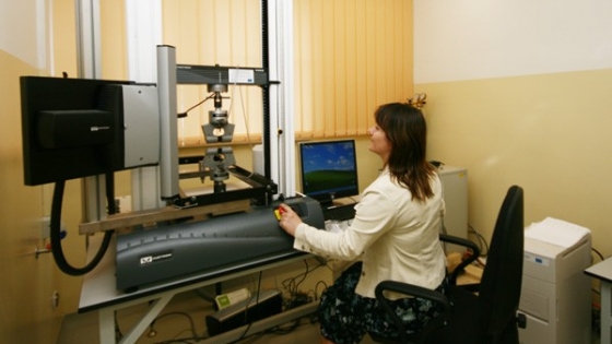 Maszyna wytrzymałościowa INSTRON używana jest m. in. do badania rur /fot. S. Abkowicz/ 