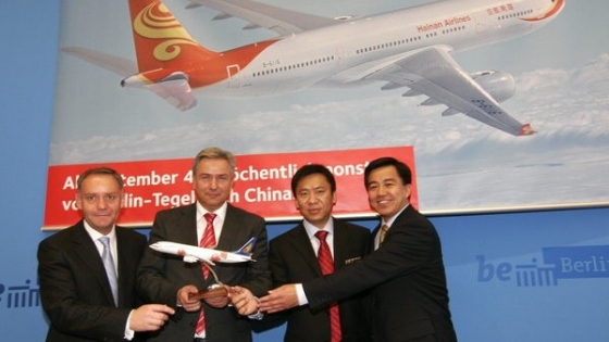Przedstawiciele Hainan Airlines i burmistrz Berlina Klaus Wowereit /fot. Porty Lotnicze Be 