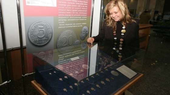 Katarzyna Zwarzany z NBP prezentuje kolekcję historycznych monet /fot. mab/ 