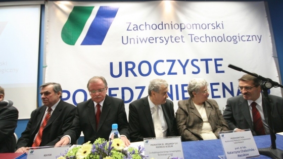 Posiedzenie senatu ZUT rozpoczął rektor Włodzimierz Kiernożycki (drugi od lewej) 