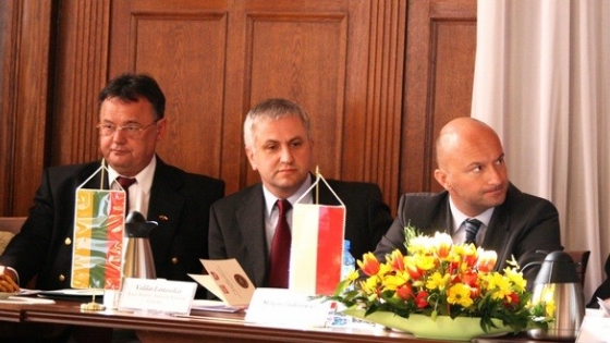 Wiesław Wierzchoś, konsul honorowy Litwy, Valdas Lastauskas i wojewoda Marcin Zydorowicz 