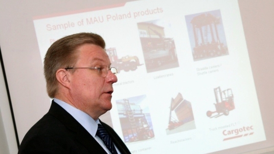 Harri Ojala, wiceprezes Cargotec prezentuje produkty firmy /fot. mab/ 