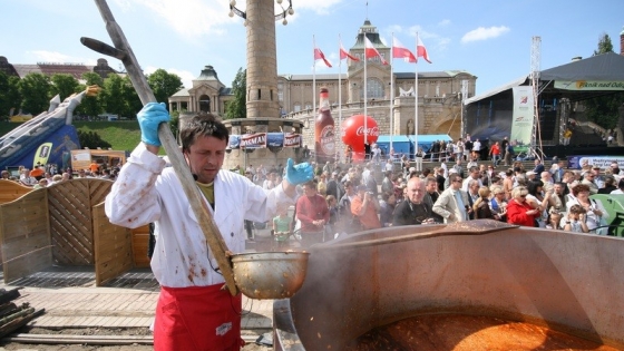 2,5 tys. litrów paprykarza szczecińskiego rozdali szczecinianom organizatorzy 